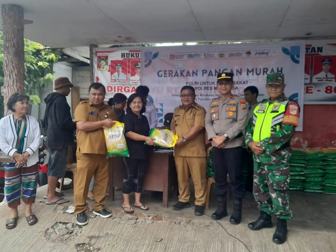 Camat dan Kapolsek Langowan Selatan Kawal Gerakan Pangan Murah, 2 Ton Beras Bulog Habis Terjual